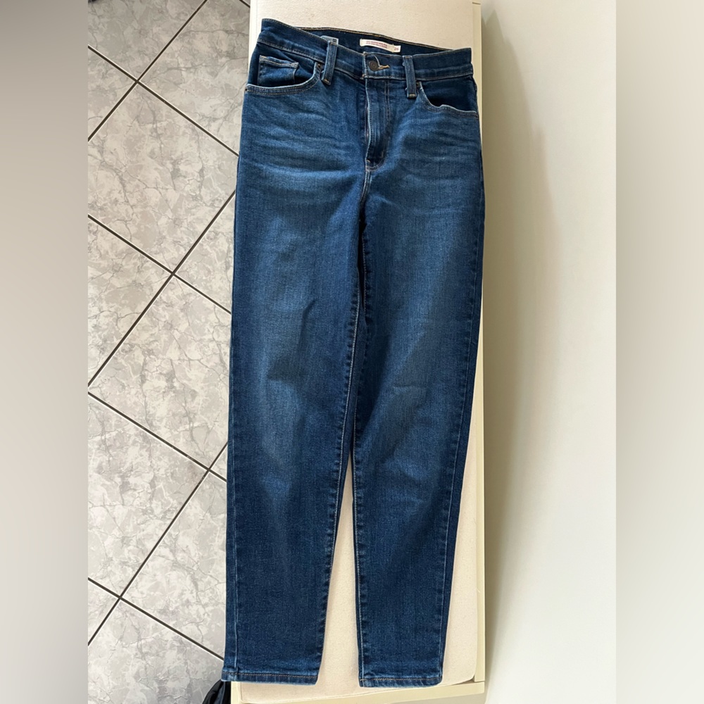 Levi’s high waisted mom jeans